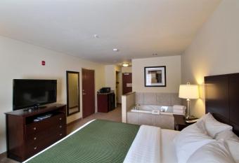 Cobblestone Inn & Suites - Bloomfield has rooms with a private hot tub