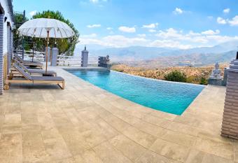 Casa Eden - Mountain View, Infinity Pool allows 18 year olds to book a room