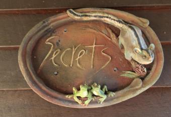 Secrets on the Lake has rooms with a private hot tub