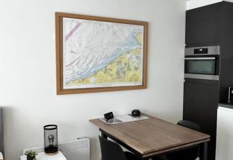 Cosy Studio Testerep , Newly Renovated allows 18 year olds to book a room