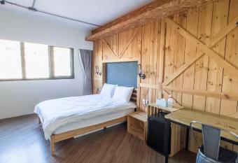 Tra       has Balcony rooms