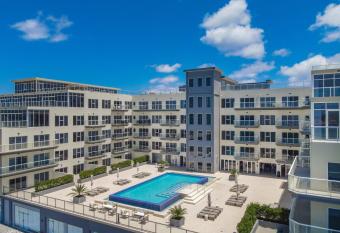 Stylish luxury condo, central location, ocean view, pool has Balcony rooms