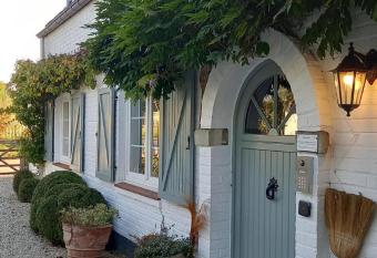 Chambres d h  tes - Au Clos d Amande allows 18 year olds to book a room