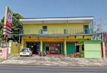 Menara Sakti Homestay near GOR Mastrip Probolinggo allows 18 year olds to book a room