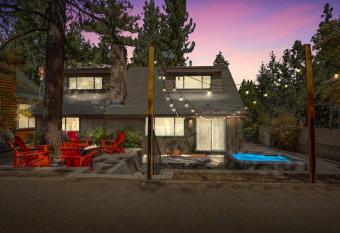 The Getaway Big Bear - Spa *Firepit *Pool *Sleeps 10 *Ski Views has rooms with a private hot tub