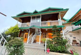 EKO STAY - Oakwood Villa has Balcony rooms