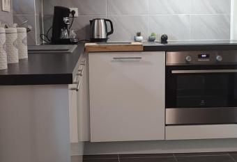 Logement cosy et spacieux,    2 pas du centre-ville has rooms with a private hot tub