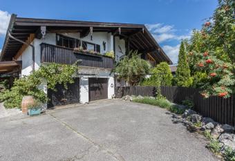 Zwischen Chiemsee und Bergen Dg has Balcony rooms
