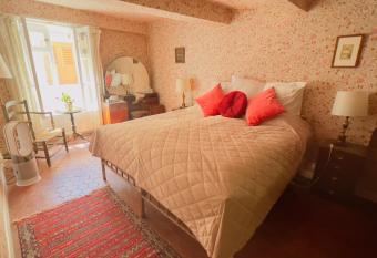 La Chambre Rose-Maison Searle    Tourtour allows 18 year olds to book a room