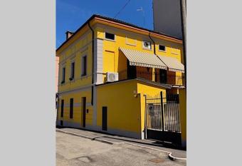 A casa di Anna, elegant flat in Cremona has Balcony rooms