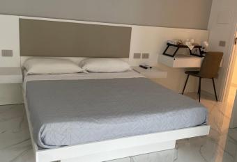 B & B La casa di Bianca Luxury allows 18 year olds to book a room