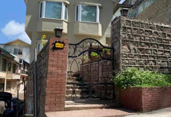 Sarah s Lodge has Balcony rooms