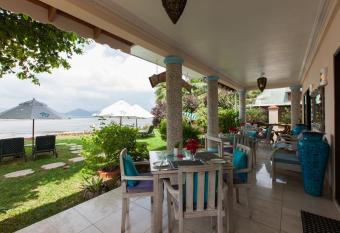 Le Relax Beach House has Balcony rooms