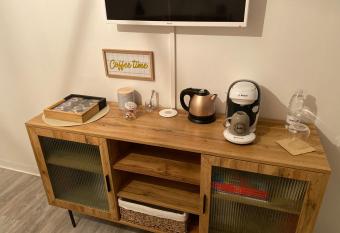 L auberge m  docaine has rooms with a private hot tub