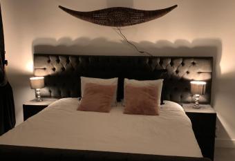 Appartement op Itali  lei allows 18 year olds to book a room