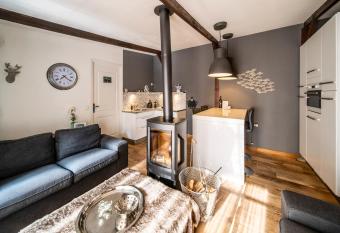 Hush Bed & Breakfast has rooms with a private hot tub