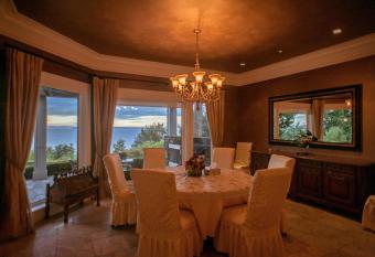 Great Ocean View House has Balcony rooms