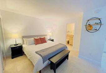 Trendy Blue Mountain Studio - King Bed, Free Coffee has Balcony rooms