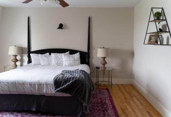 Sunset Hill House has rooms with a private hot tub