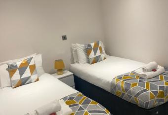 Vibrant 2 Bedroom Apartment - BHX Airport allows 18 year olds to book a room