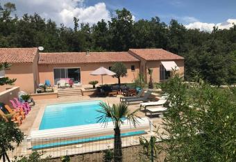 Logement attenant    une villa T2 avec terrasse . has Balcony rooms