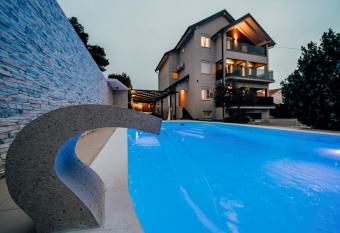 Villa Panta allows 18 year olds to book a room