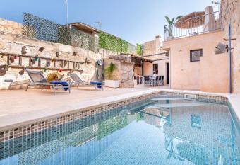 Cas Solleric has Balcony rooms