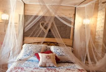 NUIT LUXE ET ROMANTISME AVEC JACUZZI DANS JARDIN CACHE allows 18 year olds to book a room