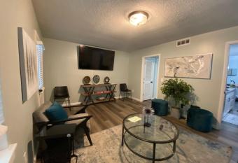 Hhi Homeso Newly Renovated Cozy Modern PetoFriendly VillaoIdeal Location has Balcony rooms