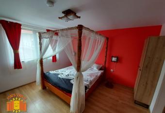 POARTA SOARELUI has rooms with a private hot tub