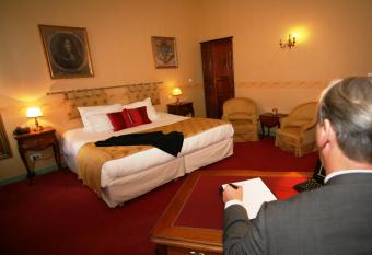 H  tel Riquet allows 18 year olds to book a room