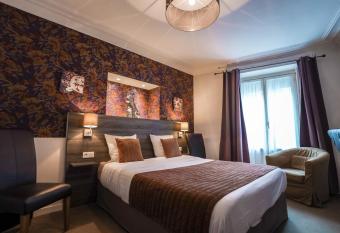 Hotel De La TA allows 18 year olds to book a room