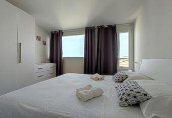 Attico La terrazza allows 18 year olds to book a room