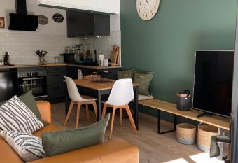 Appartement cosy plein centre de S  te allows 18 year olds to book a room