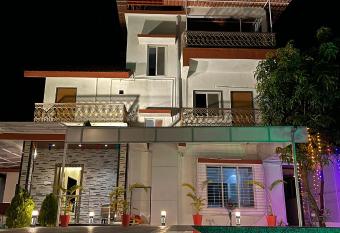 27 Axis Villa in Alibaug has rooms with a private hot tub