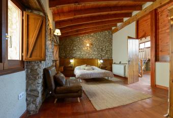 Suite deluxe en casa rural allows 18 year olds to book a room