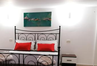 La Maddalena mini suite, camera da letto, cucina, bagno allows 18 year olds to book a room
