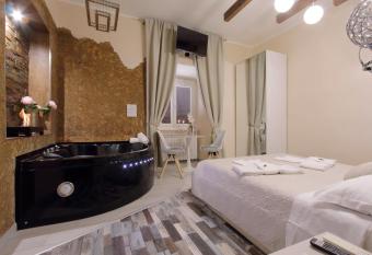 Suite Paradise Rome has rooms with a private hot tub