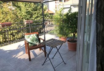 Appartamento con terrazza e posto auto Libri e Giardini has Balcony rooms