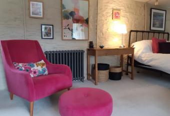 Huberts, West End Farm, Fosse Lane, Poolbridge Road, Blackford, Wedmore allows 18 year olds to book a room