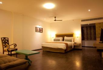 Hotel Sabareesh Park allows 18 year olds to book a room