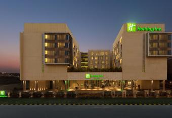 Holiday Inn New Delhi International Airport, an IHG Hotel has Smoking rooms