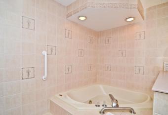 Pocono Resort & Conference Center - Pocono Mountains has rooms with a private hot tub