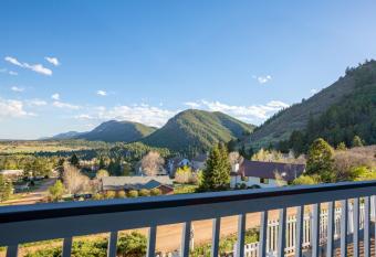 Dream location- Mountain Views, Reservoir trails, small town, close to USAFA has Balcony rooms