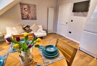Modern & Spacious apartment in the heart of the historic old town of Aberdeen, free parking, free WiFi allows 18 year olds to book a room