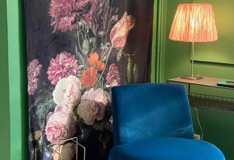 Jules&Jim G  stehaus allows 18 year olds to book a room