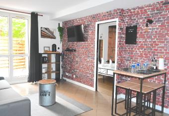 Class&Indus Appt 10mn Aeroport Roissy CDG allows 18 year olds to book a room