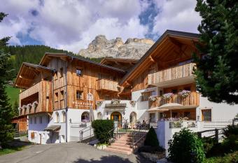 Villa Flora Mountain Lodges has Balcony rooms