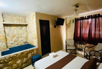 Hostal Bellagio has rooms with a private hot tub