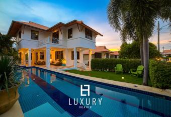 Pool villa with 4 Bedrooms walking distance to Beach! HV allows 18 year olds to book a room